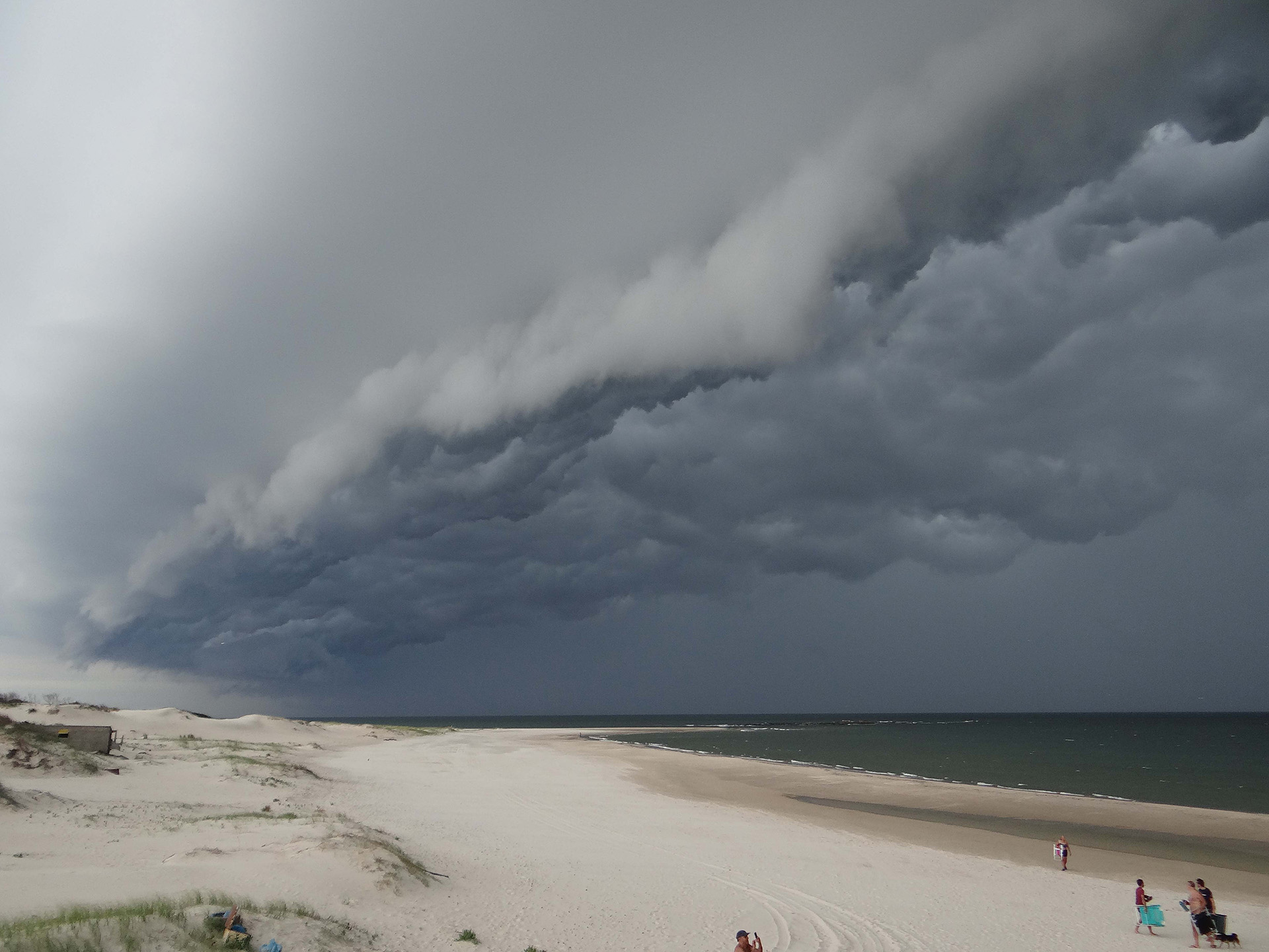 Primera mención. Línea de inestabilidad de Martín Thul Representa un fenómeno climático típico de la Playa de los Botes de Santa Lucía del Este, en épocas de viento y tormentas.